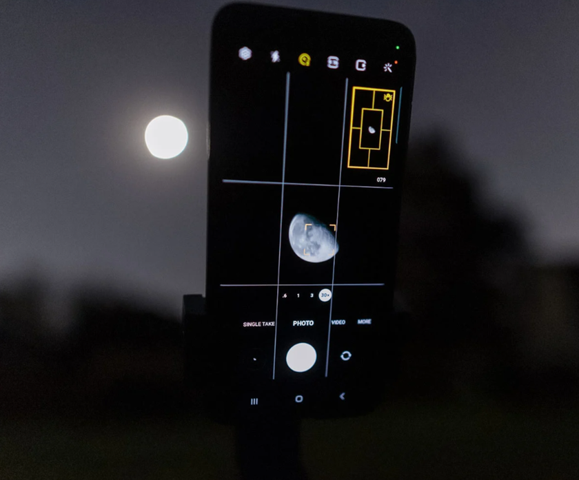 Photo of the moon on a smartphone | Skylum How-to