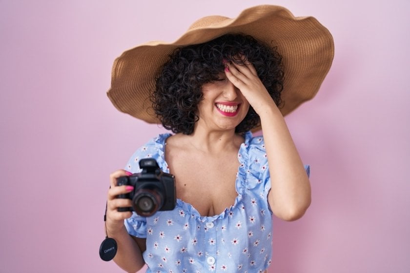 A girl with a camera in a hat | Skylum Blog