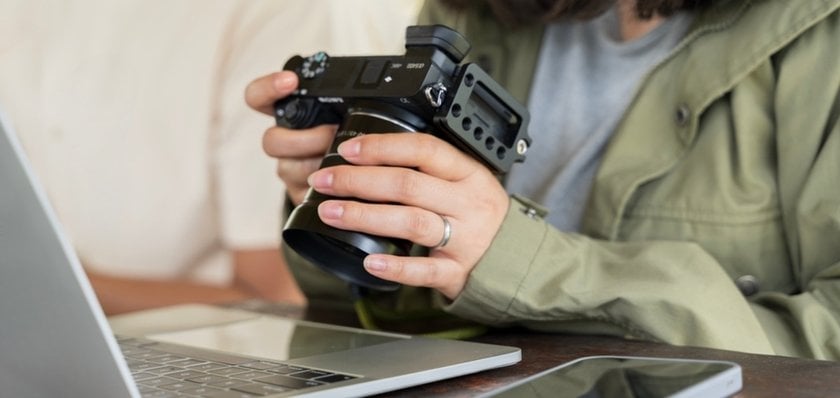 A girl is holding a camera | Skylum Blog