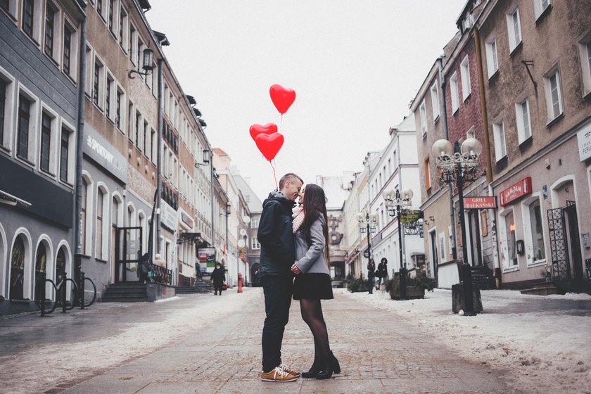 Authentic Couple Poses and Best Couples Photoshoot Ideas | Skylum Blog(13)
