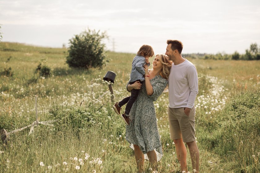 How To Pose For Family Pictures: Tips For Picture-Perfect Moments I Skylum Blog | Skylum Blog(10)