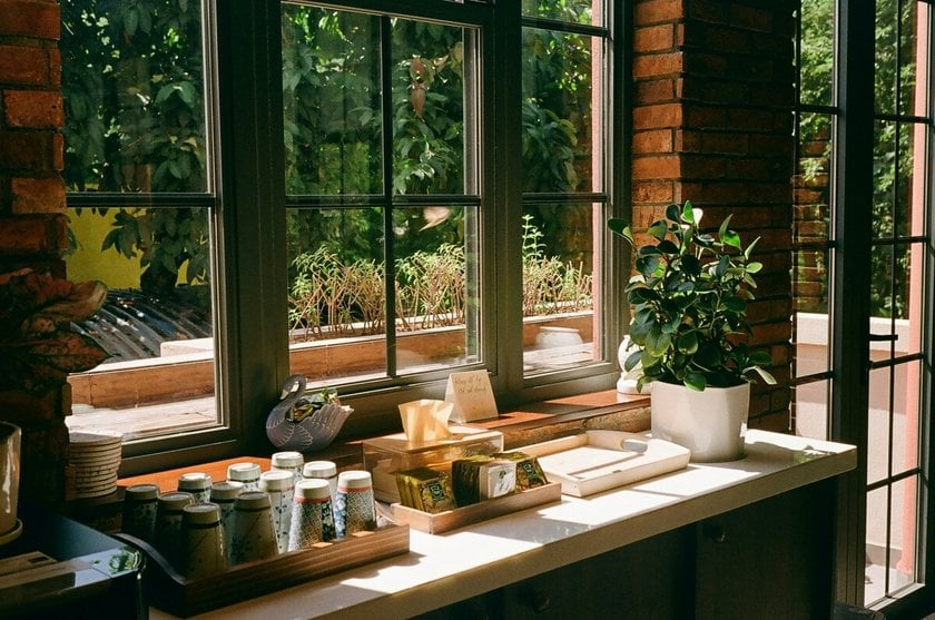 Photo of a tabletop by the window | Skylum Blog