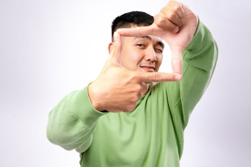 A man makes a frame with his hands | Skylum Blog