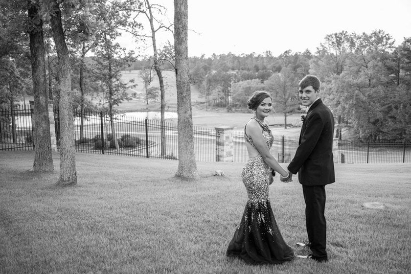Great Prom Photography Tips & Poses | Skylum Blog(6)