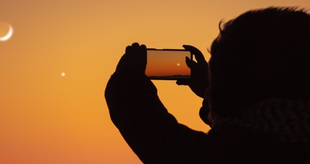 How To Take Pictures Of The Moon With Smartphone And Keep Detail