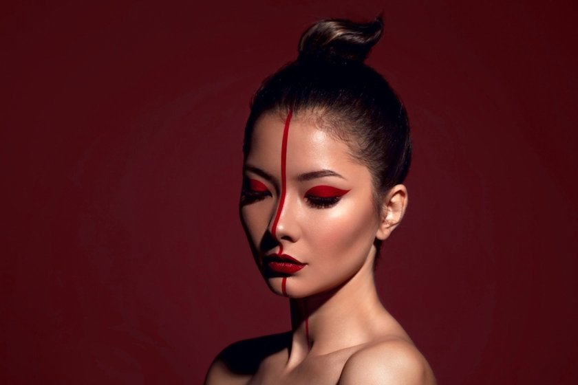 Portrait of a girl with a red line on her face| Aperty Blog