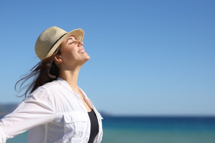 Photo of a girl against the sky | Aperty Blog