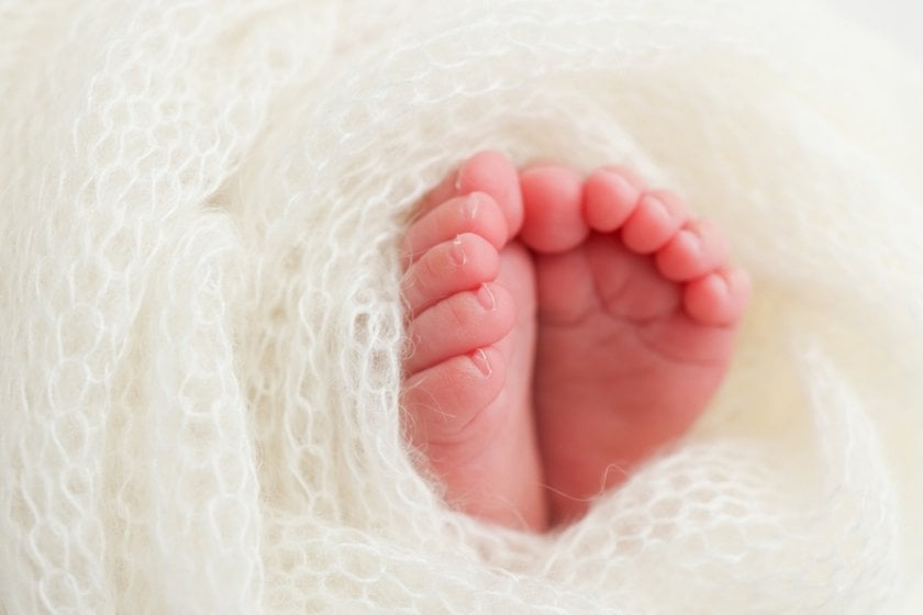 Close up of newborn baby's feet | Aperty Blog