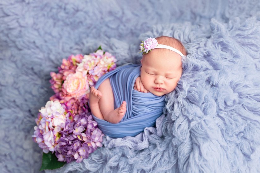 Newborn baby girl with flowers | Aperty Blog