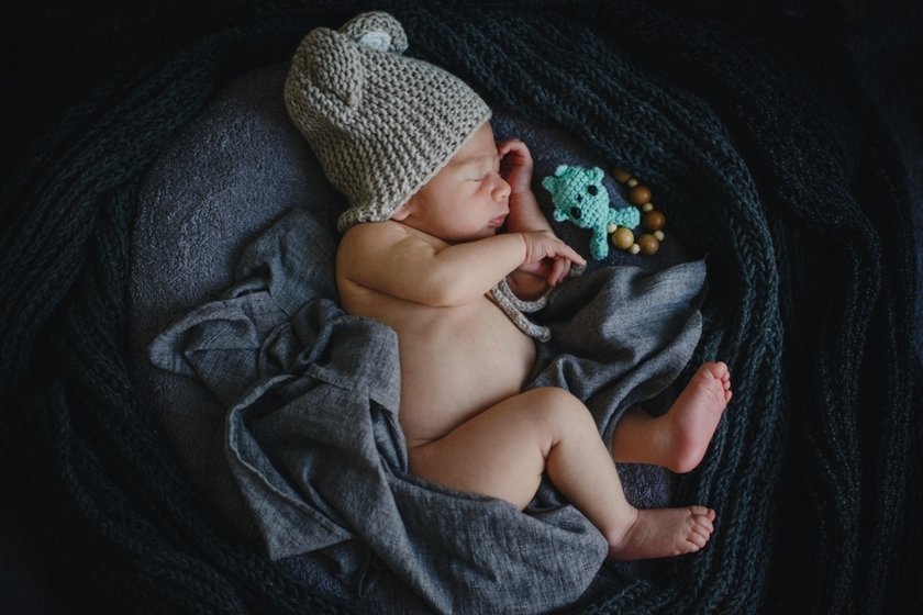 Newborn in a knitted hat | Aperty Blog
