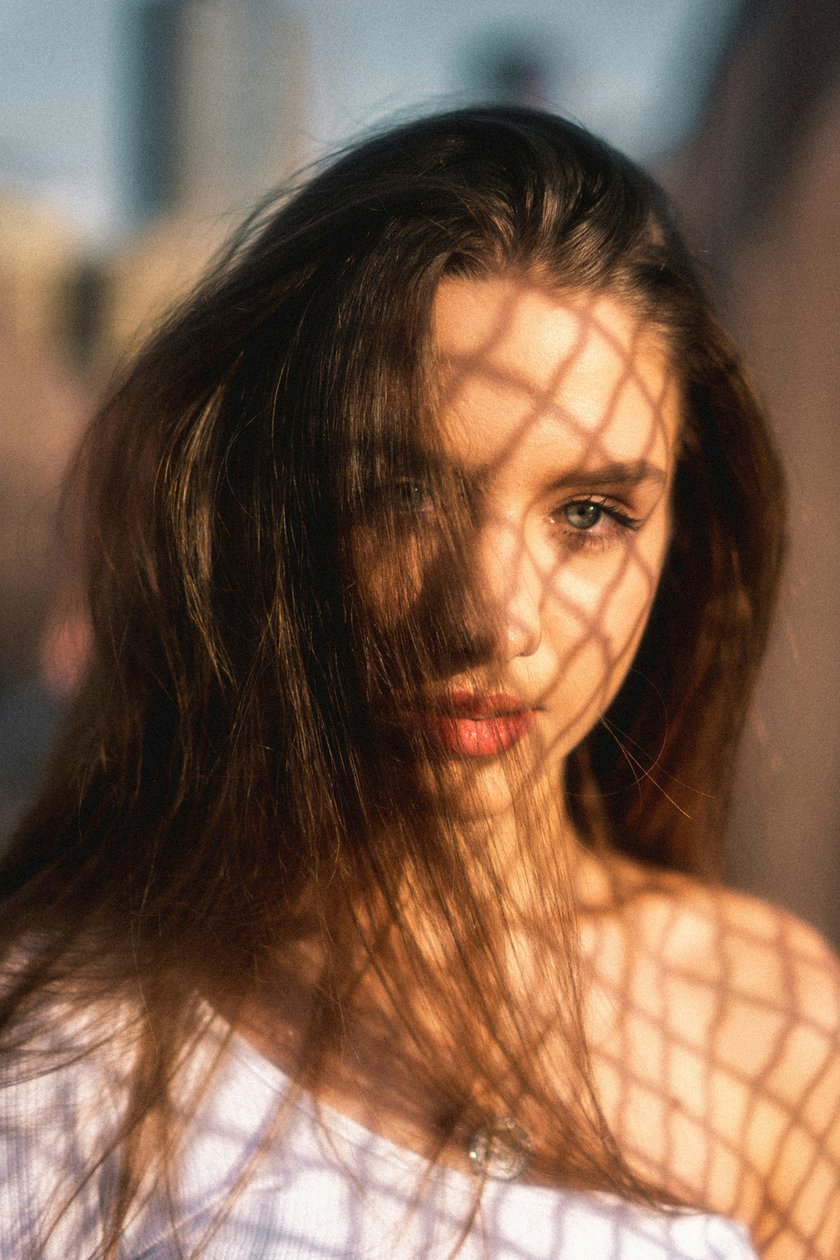 Portrait of a girl in the sun | Aperty Blog