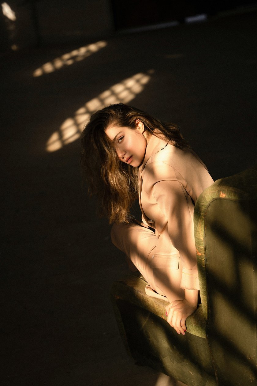 Portrait of a girl indoors | Aperty Blog