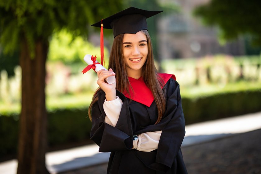 Senior Photo Outfits: Trendy Looks For Your Big Day | Aperty Blog(14)