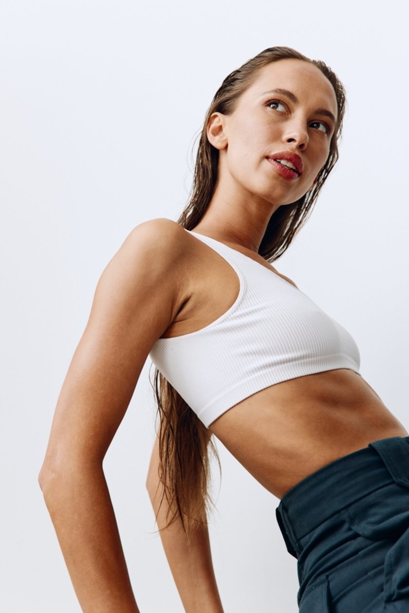 Portrait of a girl leaning to the left | Aperty Blog