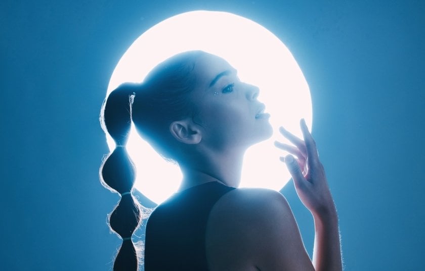 Portrait of a girl on a bright background | Aperty Blog
