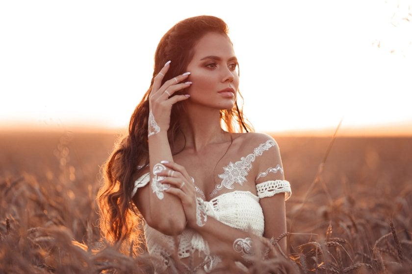 Portrait of a girl in a field at sunset | Aperty Blog