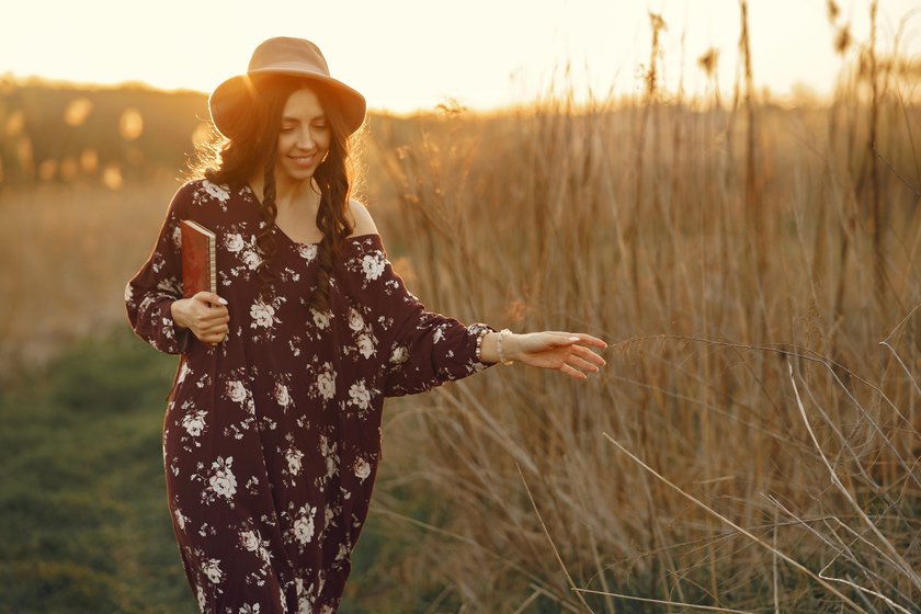 Golden Hour In Fall: The Best Time For Portrait Shoot | Aperty Blog(7)