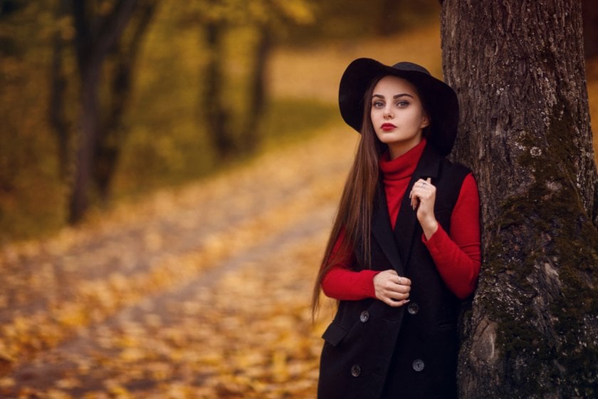 Girl in dark clothes and hat in autumn | Skylum Blog