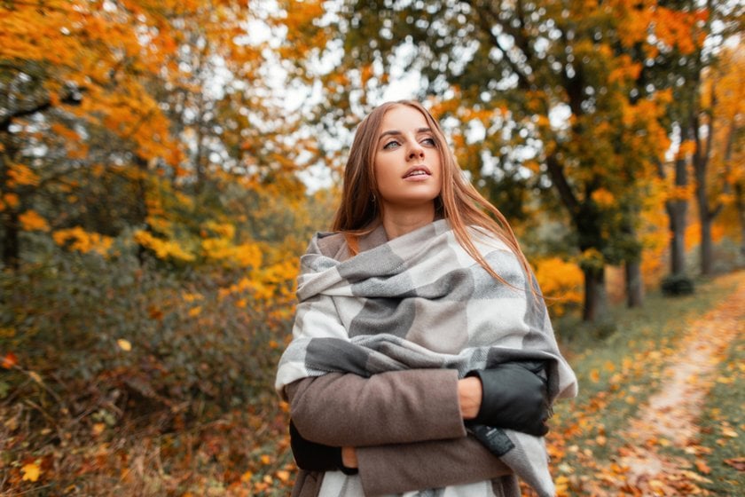 A girl in a scarf in an autumn park | Skylum Blog