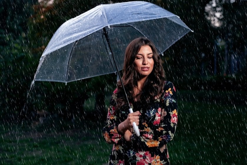 Girl in the rain with an umbrella in autumn | Skylum Blog