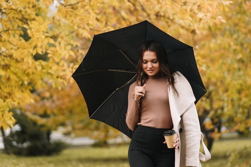 Girl with a black umbrella in autumn | Skylum Blog