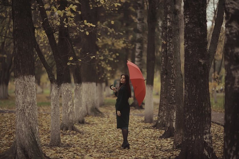 The girl with the umbrella turned back | Skylum Blog