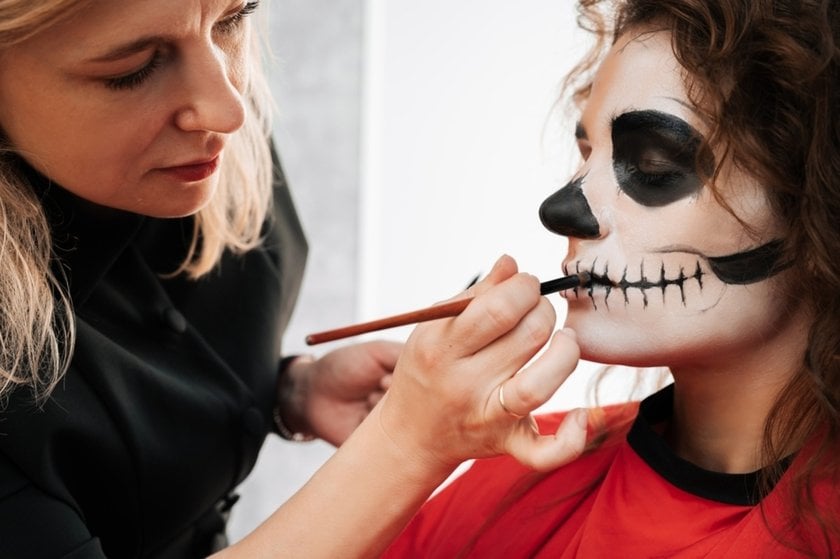 A makeup artist does makeup for Halloween | Aperty Blog