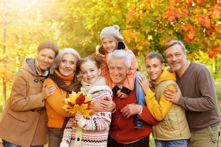 Portrait of a large family on the street in autumn | Aperty Blog