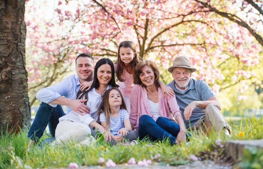 Portrait of a large family on the street in spring | Aperty Blog