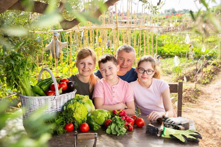 Portrait of a family in the garden in summer | Aperty Blog