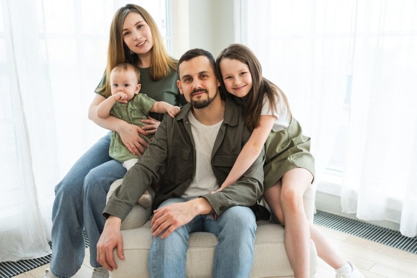 Family portrait in matching colors indoors | Aperty Blog