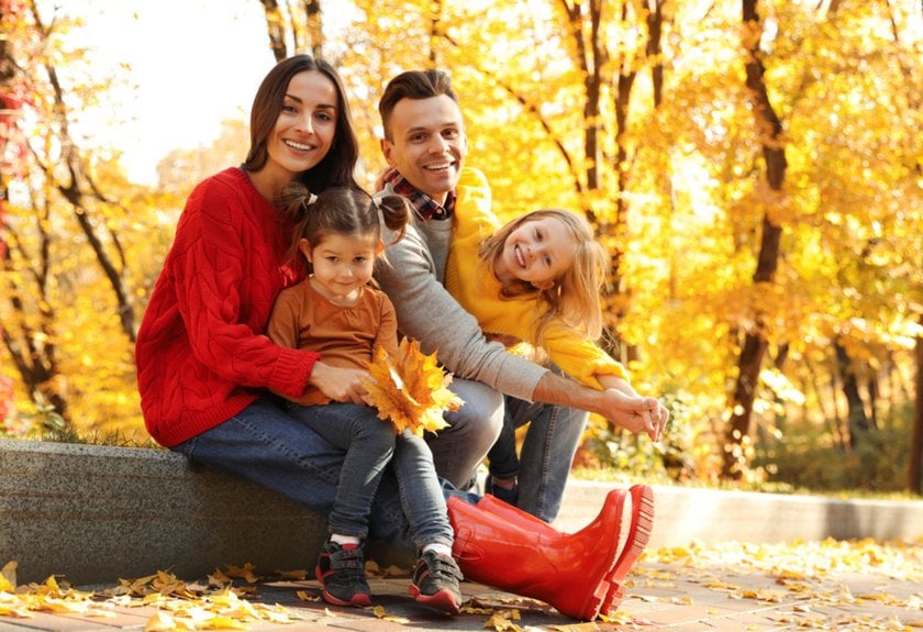 Photo of a family in autumn against a backdrop of yellow leaves | Aperty Blog