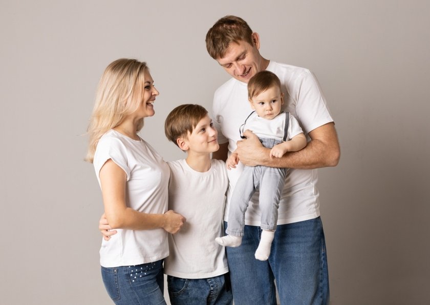 Portrait of a family in a studio with a small child | Aperty Blog