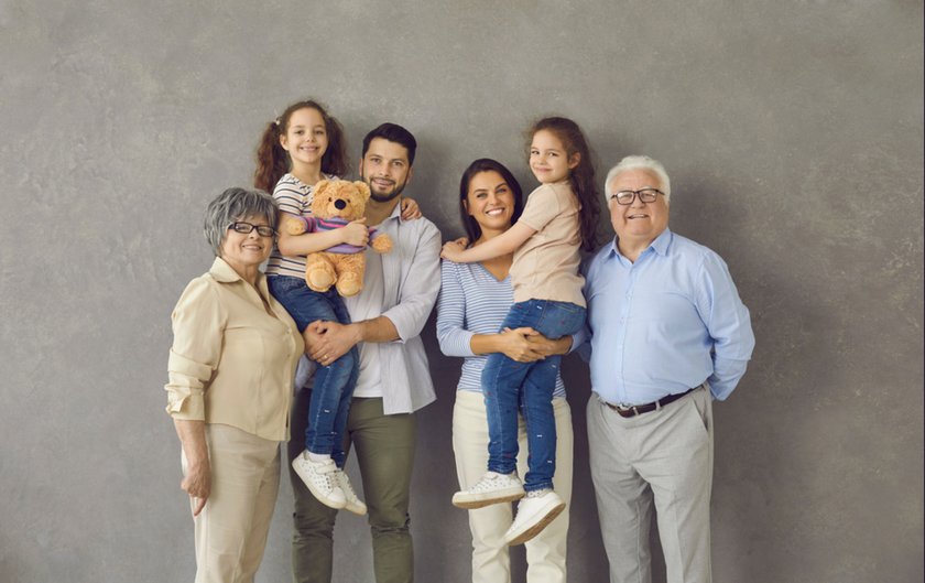 Portrait of a large family in a studio | Aperty Blog