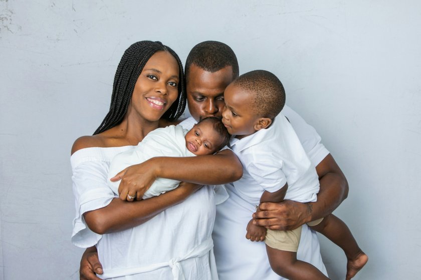 Portrait of a family with children in a studio | Aperty Blog