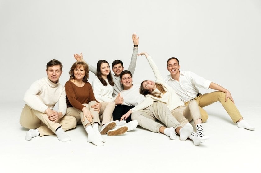 Portrait of a large family on the floor in a studio | Aperty Blog