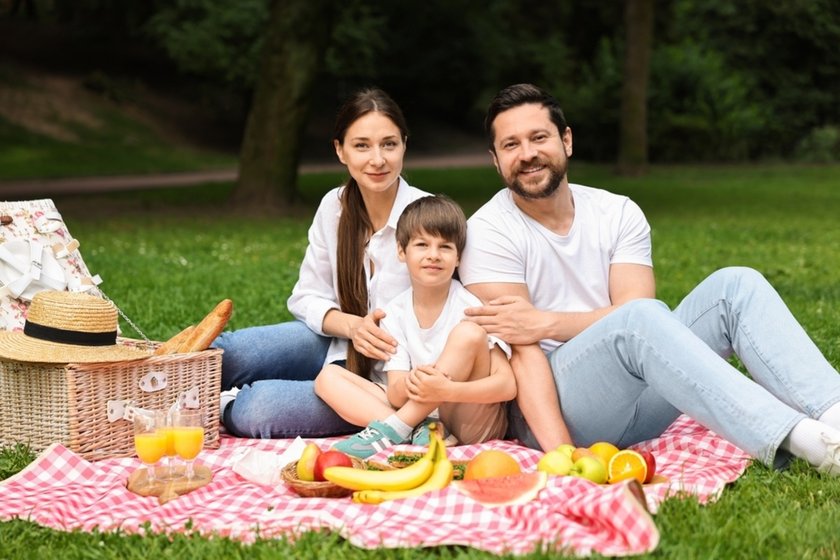 Portrait of a family on a picnic in nature | Aperty Blog