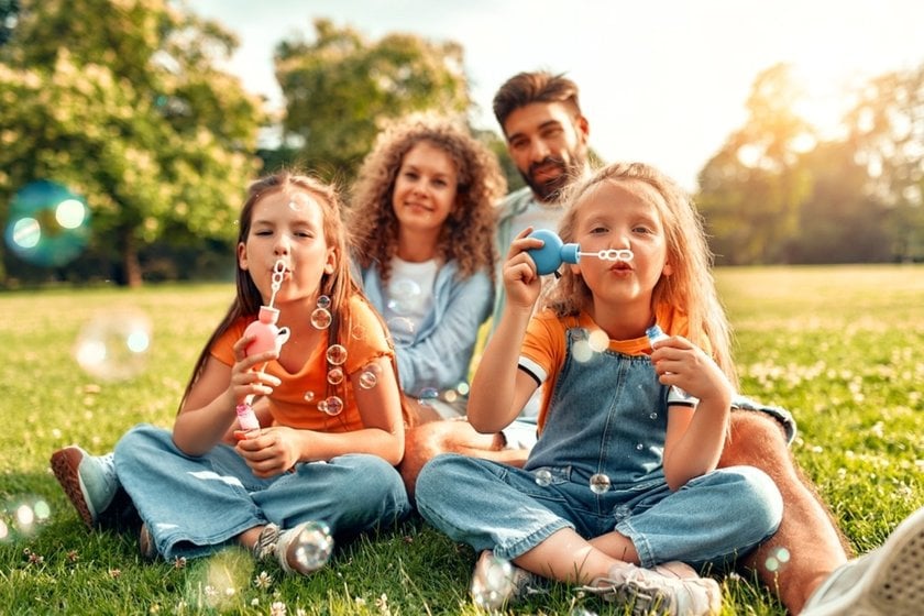 Portrait of a family of children with soap bubbles | Aperty Blog