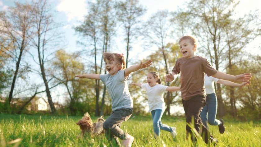 Children running in nature | Aperty Blog