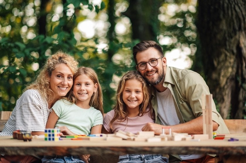 Portrait of a family in nature at a table | Aperty Blog