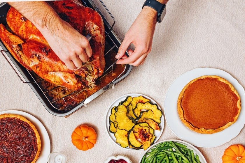 A man dismantles a turkey | Skylum Blog