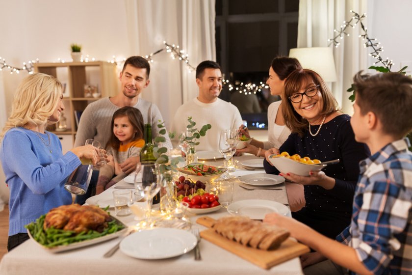 Thanksgiving dinner with family | Skylum Blog