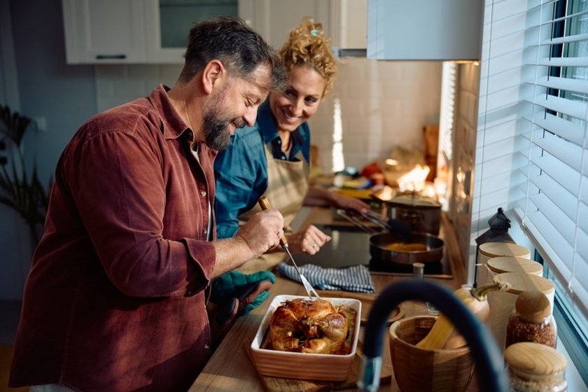 A husband and wife are cooking in the kitchen | Skylum Blog