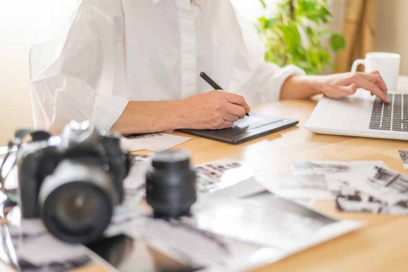 A photographer works with a tablet | Aperty Blog