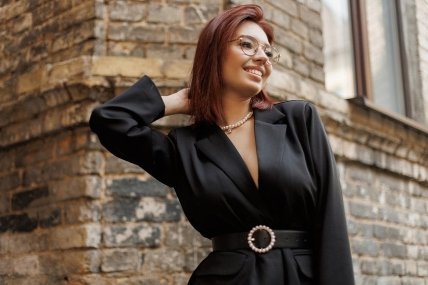 Portrait of a girl near a wall | Aperty Blog