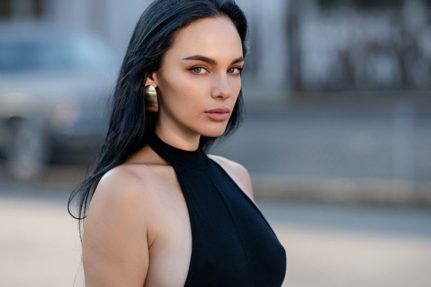 Portrait of a girl on the street | Aperty Blog