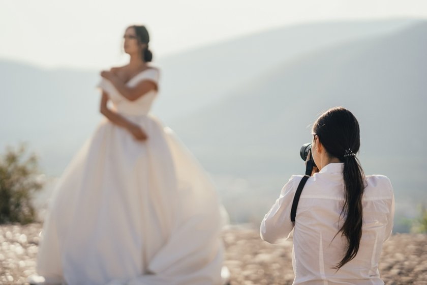 A photographer takes pictures of a bride | Aperty Blog