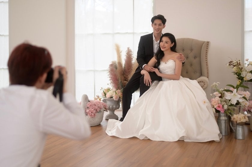 A photographer takes a photo of the newlyweds in the hall | Aperty Blog