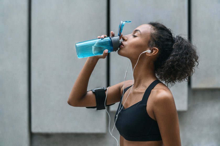 A sportswoman drinks water from a bottle | Skylum How To