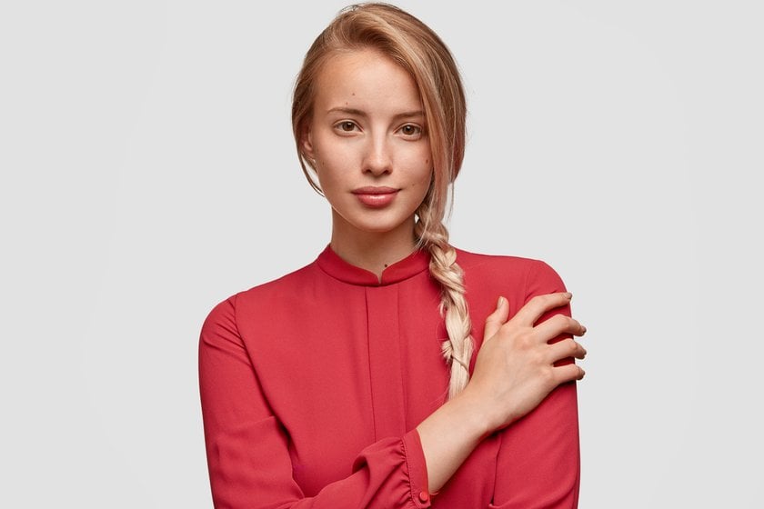 Portrait of a girl with her hand on her arm | Skylum Blog